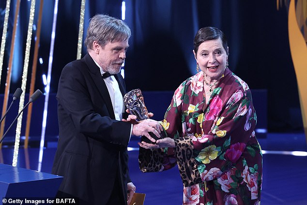Затем он зачитал список номинантов на премию 