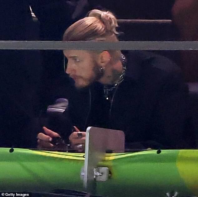 Machine Gun Kelly наслаждался воскресным Суперкубком вместе со своими звездными друзьями