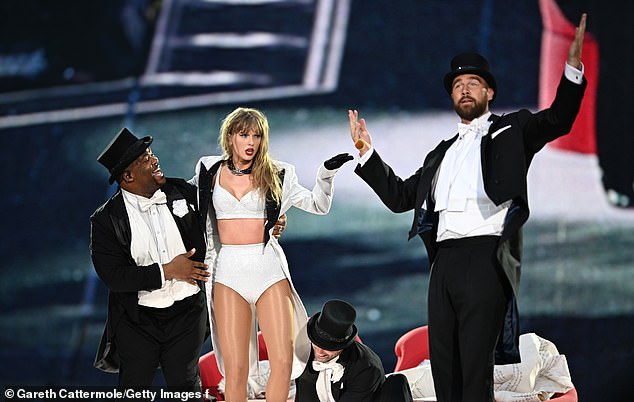 Во время церемонии вручения музыкальных наград iHeartRadio Music Awards в понедельник Тейлор также победила в ряде номинаций для фанатов - например, в номинации 