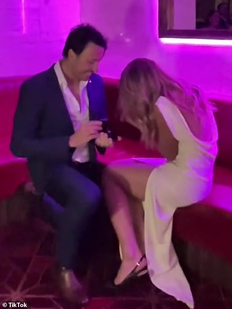 На кадрах, опубликованных в TikTok, видно, как Клинт, стоя на одном колене, задает вопрос своей 29-летней возлюбленной, а затем демонстрирует внушительное кольцо с бриллиантом. На фото: Из клипа So Dramatic